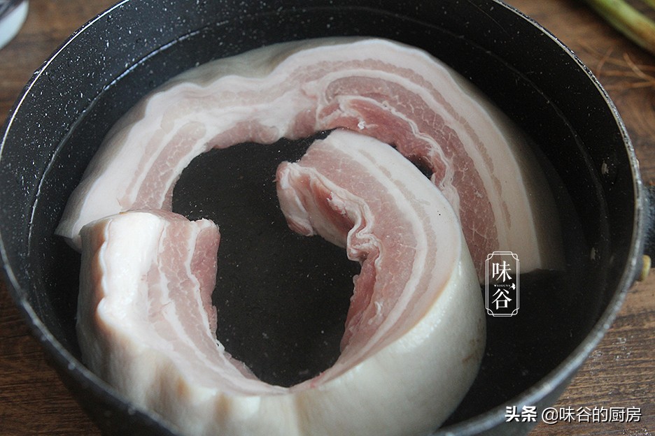 做紅燒肉時，加冷水還是熱水？ 用對方法，肉質軟爛入味無腥味