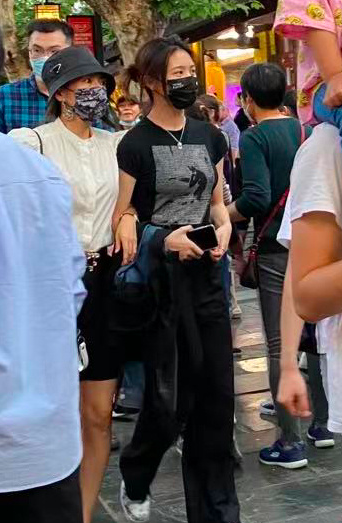 章子怡慶結婚6週年，和汪峰親暱依偎滿臉笑，大方自曝是繼女拍照