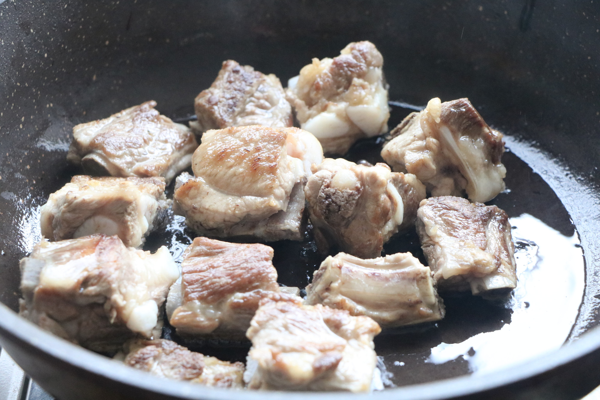 冬天裡最愛的懶人排骨燜飯，香到骨子裡，吃一次就念念不忘