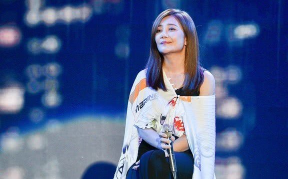 离婚10个月，梁静茹在舞台上瘫坐痛哭，感谢新男