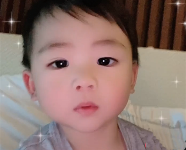 蔡少芬曬母子同框秀幸福，娘娘與兒子實力比萌，魚蛋似縮小版張晉