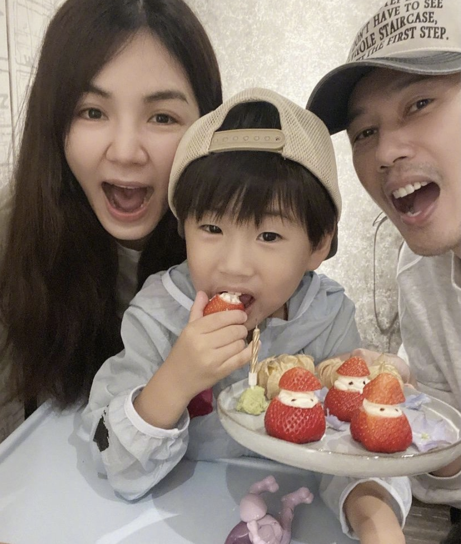 Ella曬全家福為兒子慶生，4歲勁寶外貌帥氣像爸爸，萌態十足