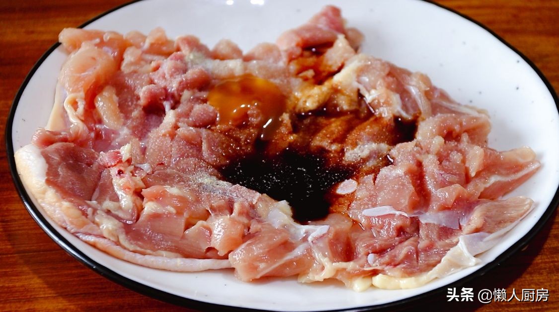 做鸡腿时，鸡肉里面包着咸蛋黄，记住这1点，没有腥味