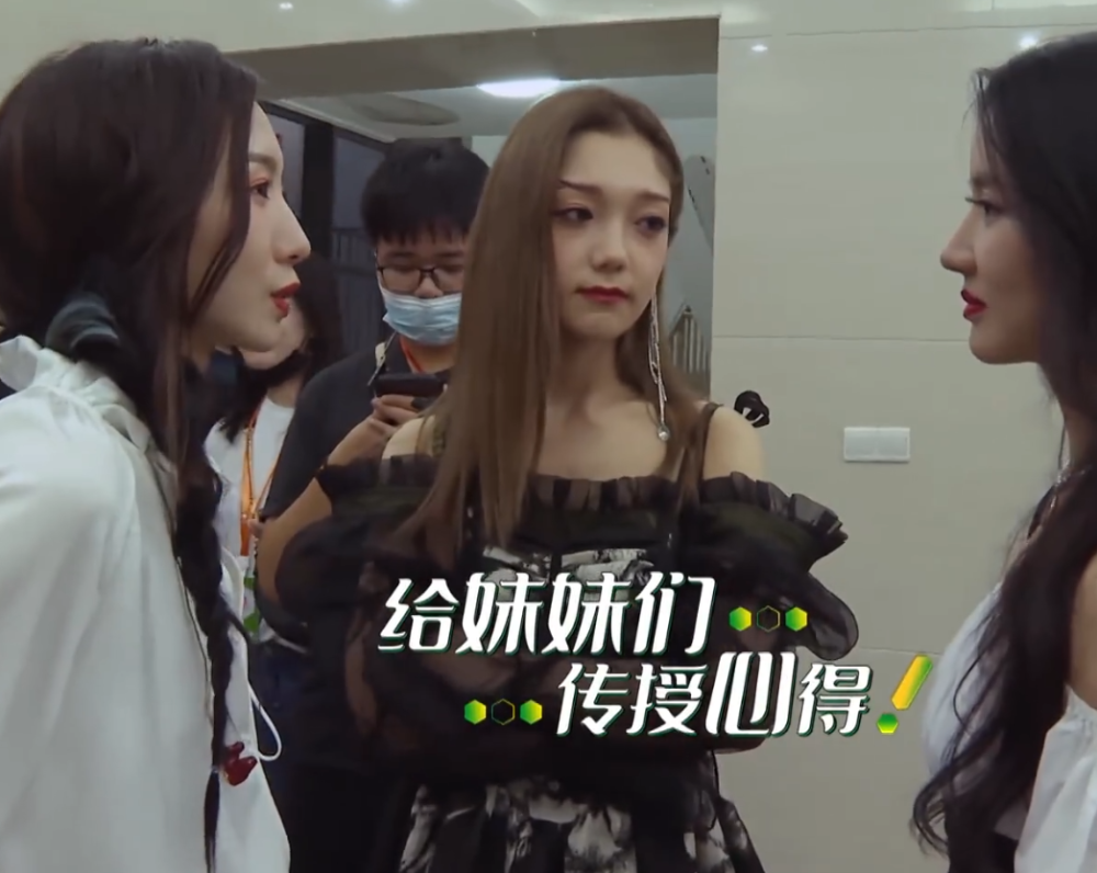孟美岐给硬糖少女传授心得，陈卓璇只顾玩手机，张艺凡厉害了