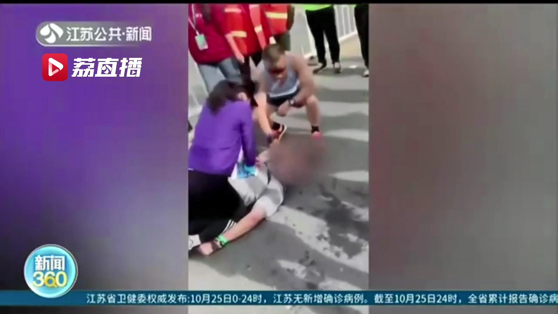 马拉松跑友突然昏迷 同比赛的南京红十字会工作人员紧急救援
