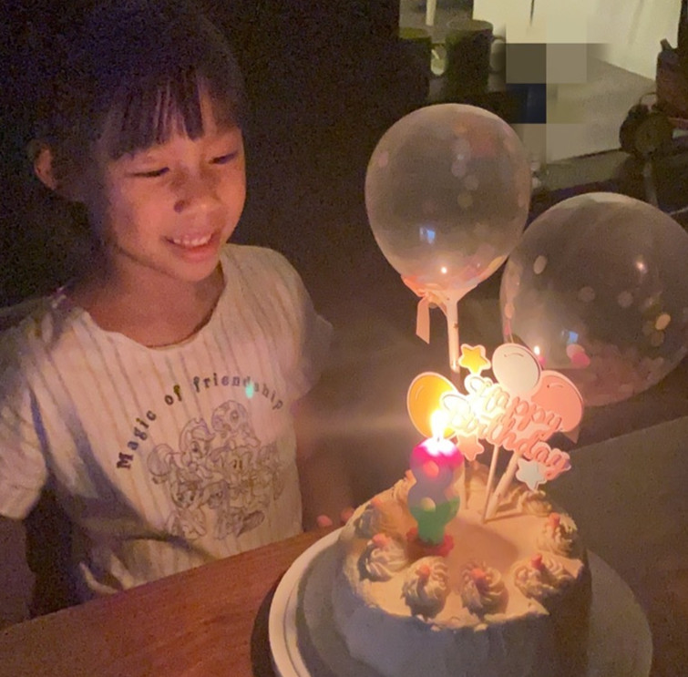 卓依婷夫妇为女儿庆祝8岁生日，一家三口合影曝光，全员高颜值