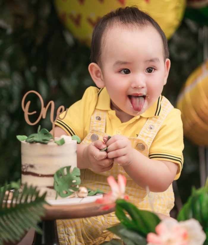 港姐陈凯琳晒家人合影，泳池嬉戏素颜皮肤白，儿子眼睛超大像葡萄