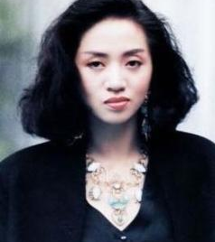 1992年，梅艳芳拒绝给黑老大唱歌被扇耳光，随后打人者当晚被砍