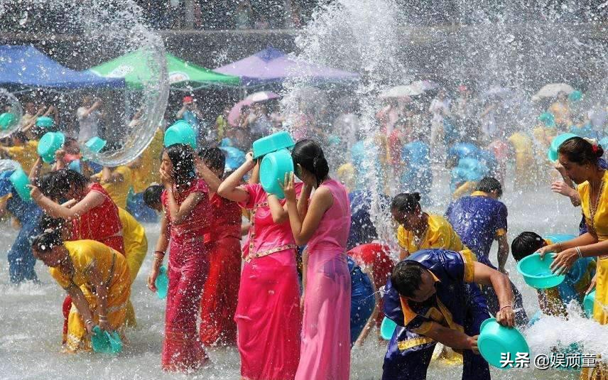 “升级版”泼水节，任嘉伦、许魏洲手拿水管，