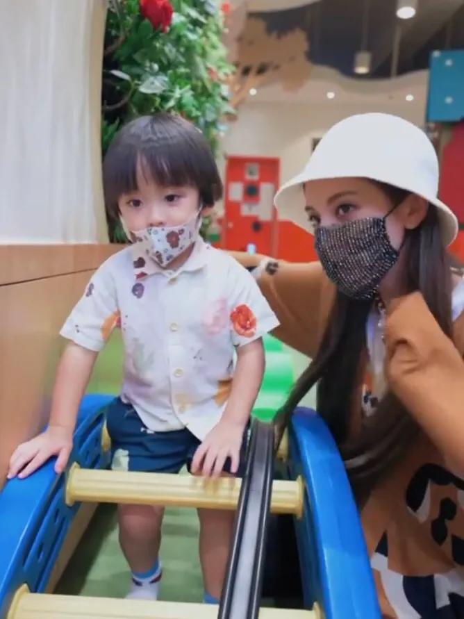 陈凯琳陪大儿子游乐园玩耍，rafa活泼可爱颜值高，母子俩超欢乐