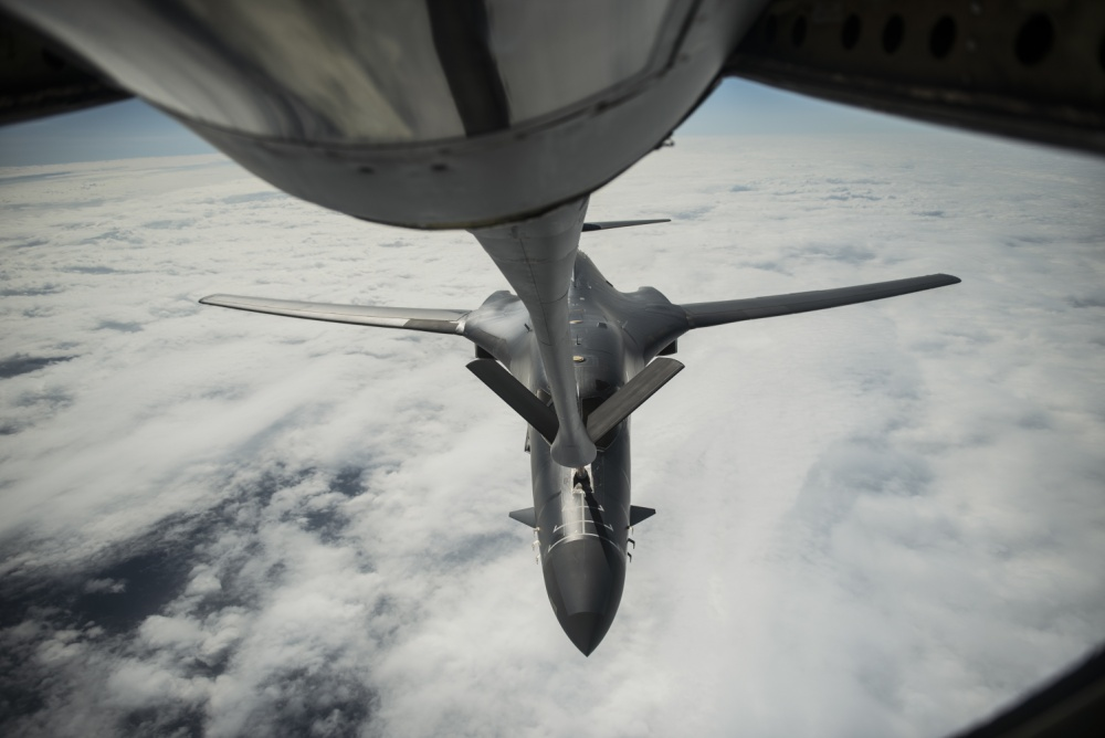 动作频频！美军轰炸机再度闯入南海，我军“两招”可令其图谋落空