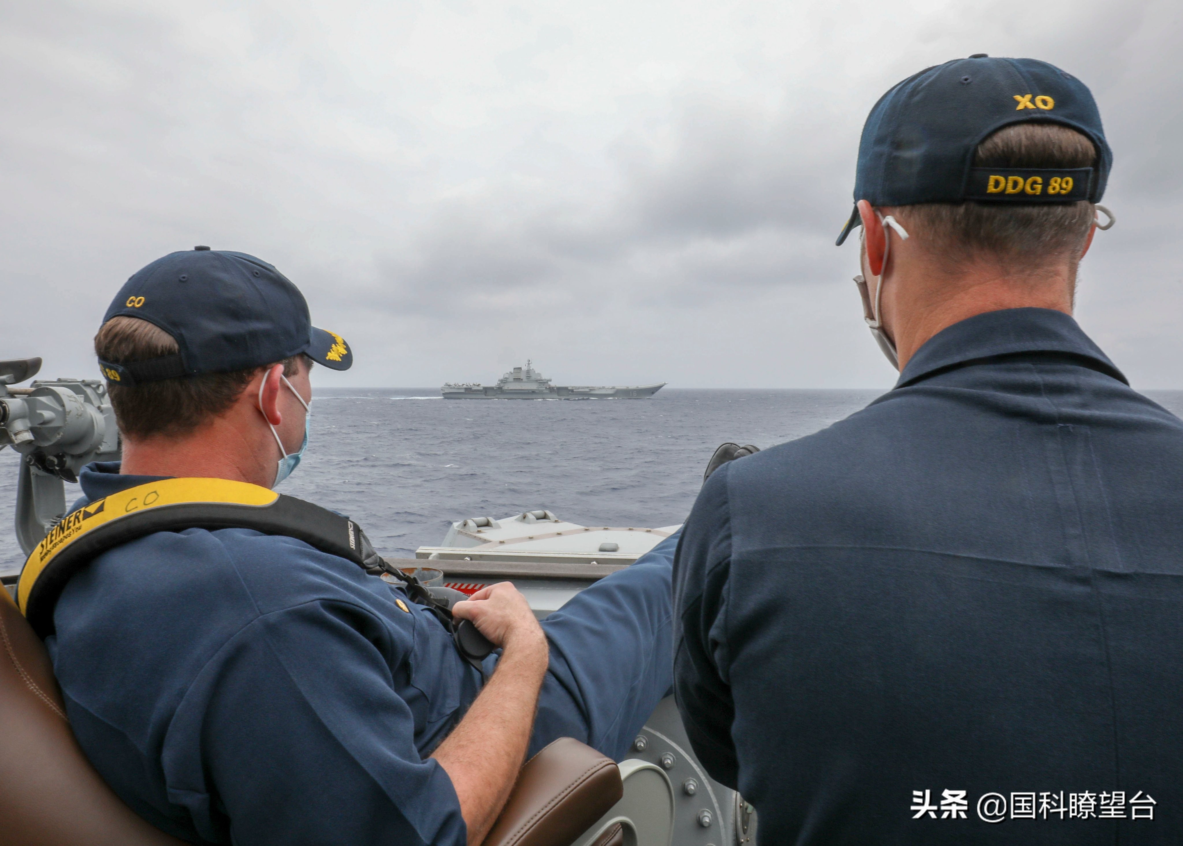 美舰插入辽宁舰内层防空圈被包夹：双方在舰炮射程之内同向航行