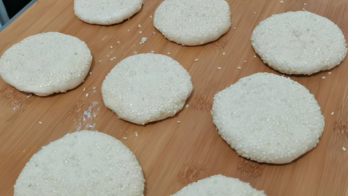 芝麻酥饼在家简单做，外酥里软又香甜，不用烤箱也可以酥得掉渣