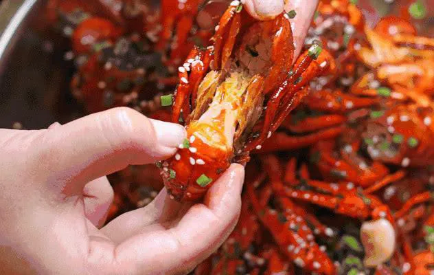 小龙虾的虾黄是虾屎和虾胃吗？到底能不能吃？主要取决于两点因素