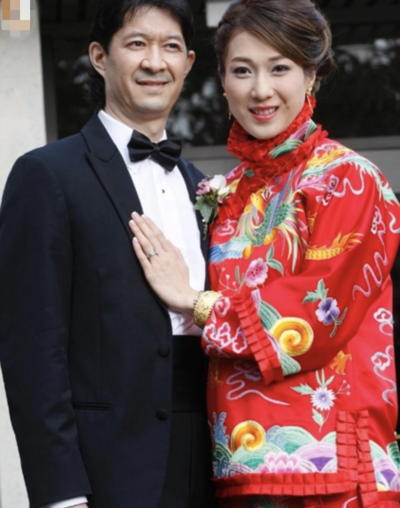 鍾嘉欣曬全家福，與大13歲丈夫幸福依偎，一雙兒女像極了龍鳳胎