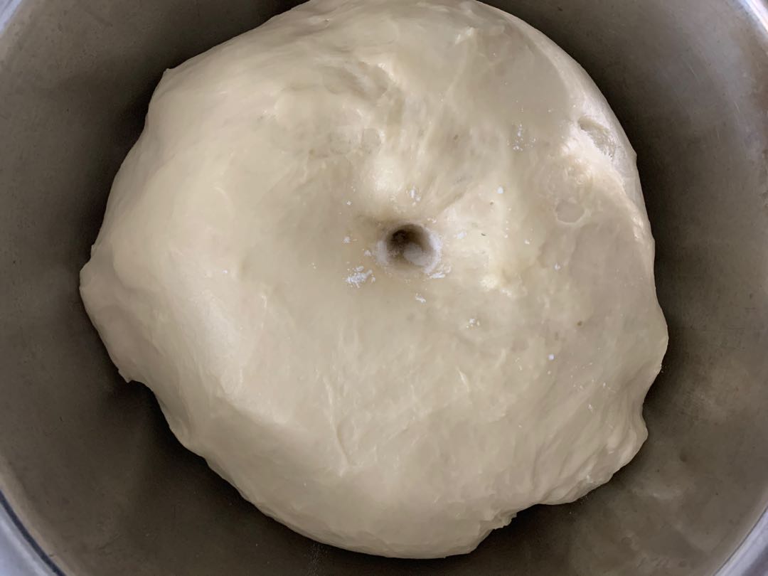 這麵包真獨特，蒜香濃郁鬆軟拉絲，吃一口就停不下來