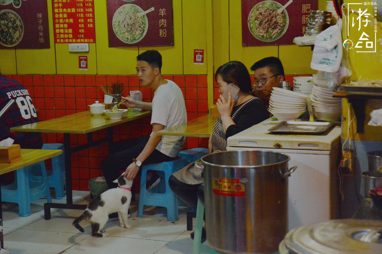 重庆渝中的”城中村“：龙蛇混杂的菜园坝，摩的和算命人纠缠不清