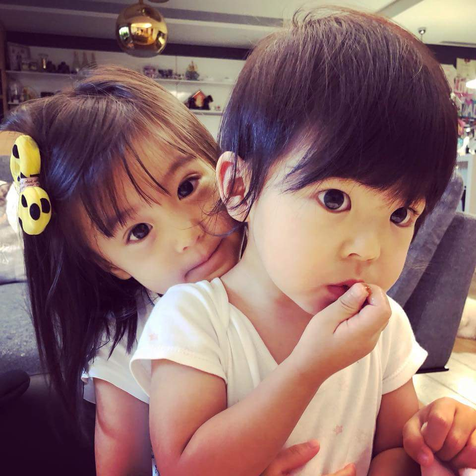 贾静雯两女儿画作太“恐怖”，画风诡异人物张牙舞爪，堪比毕加索