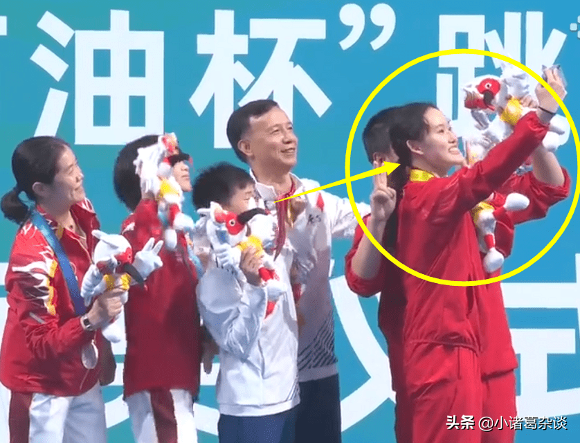 全红婵太火了！奥运冠军在线追星，师姐现场求合影，教练也被逗乐