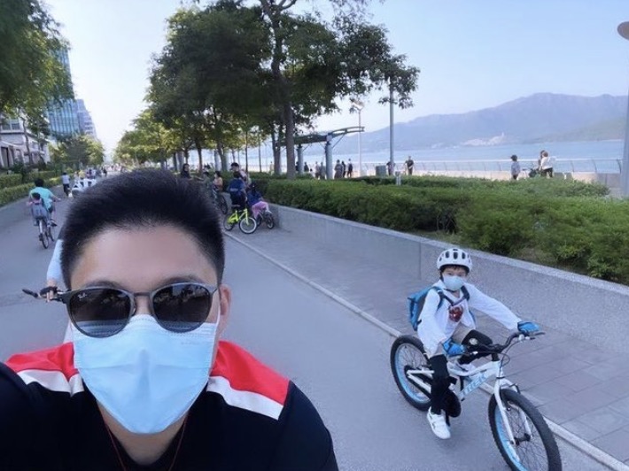 霍啟剛陪兒子外出騎行，學習健身兩把抓，力當稱職好爸爸