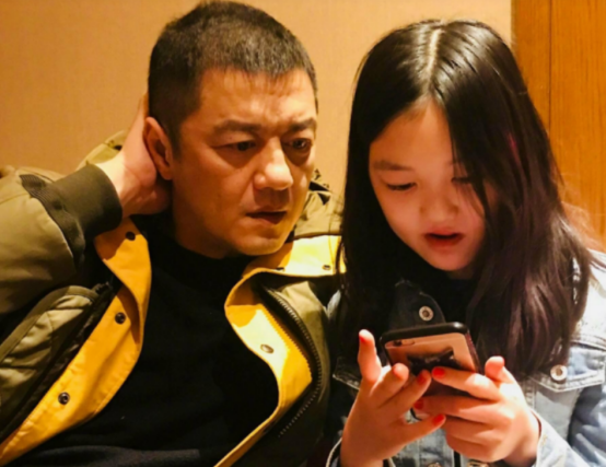 李亚鹏和女儿互动太亲密，亲吻大腿被提醒，面对镜头下意识捂嘴