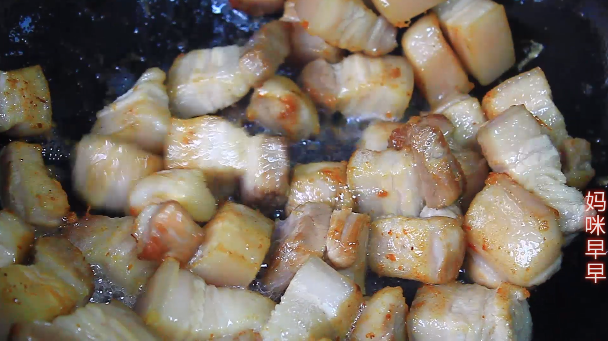 Why is the braised pork in the restaurant delicious?  The original method is exquisite, master 3 keys, the meat is not greasy