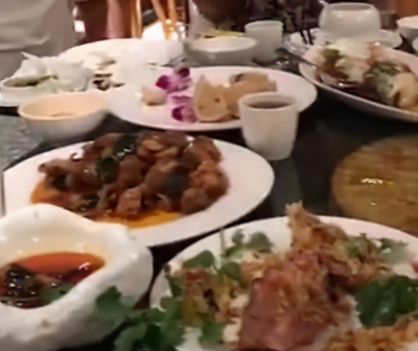 66岁李琦罕曝近况！不顾糖尿病大吃肘子肉，嗜酒如命家中堆满缸