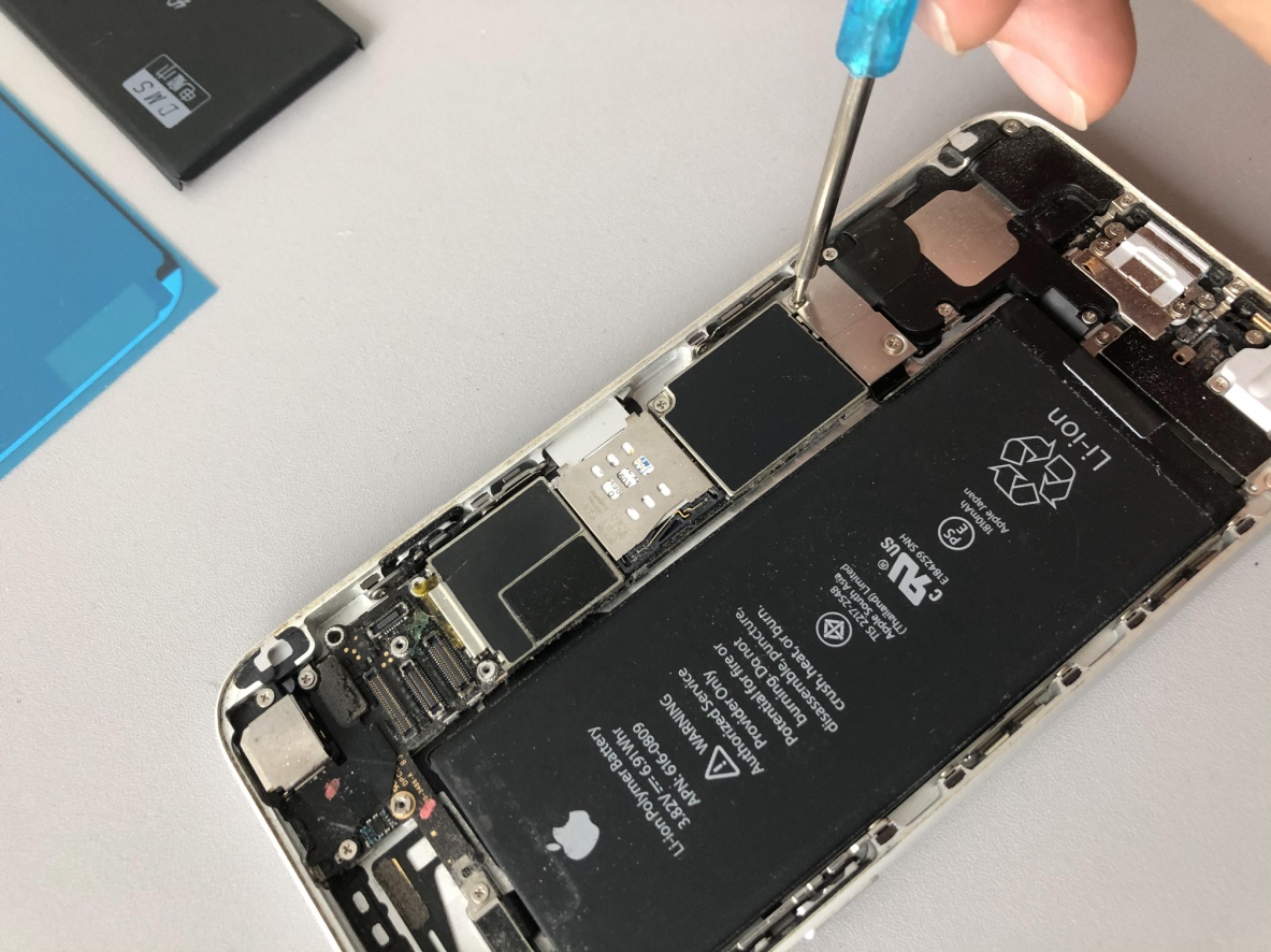 看到苹果新机se配置与8神相似，默默换了6s电池，还能再战三年！