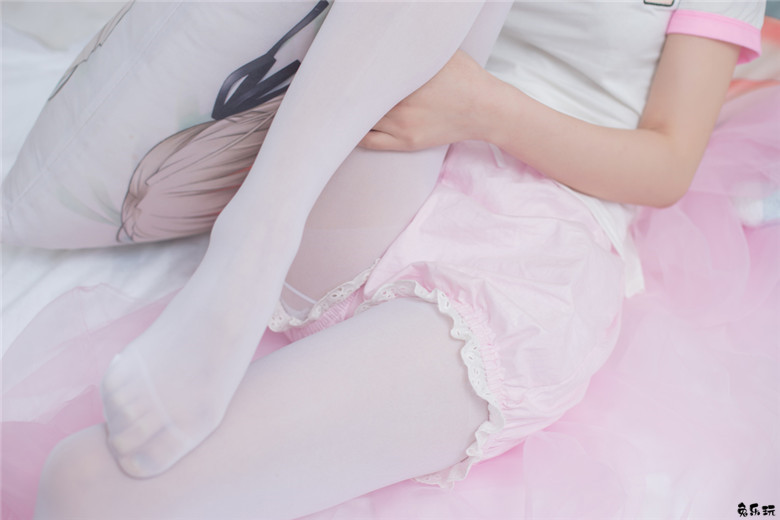 卧室里的白丝少女