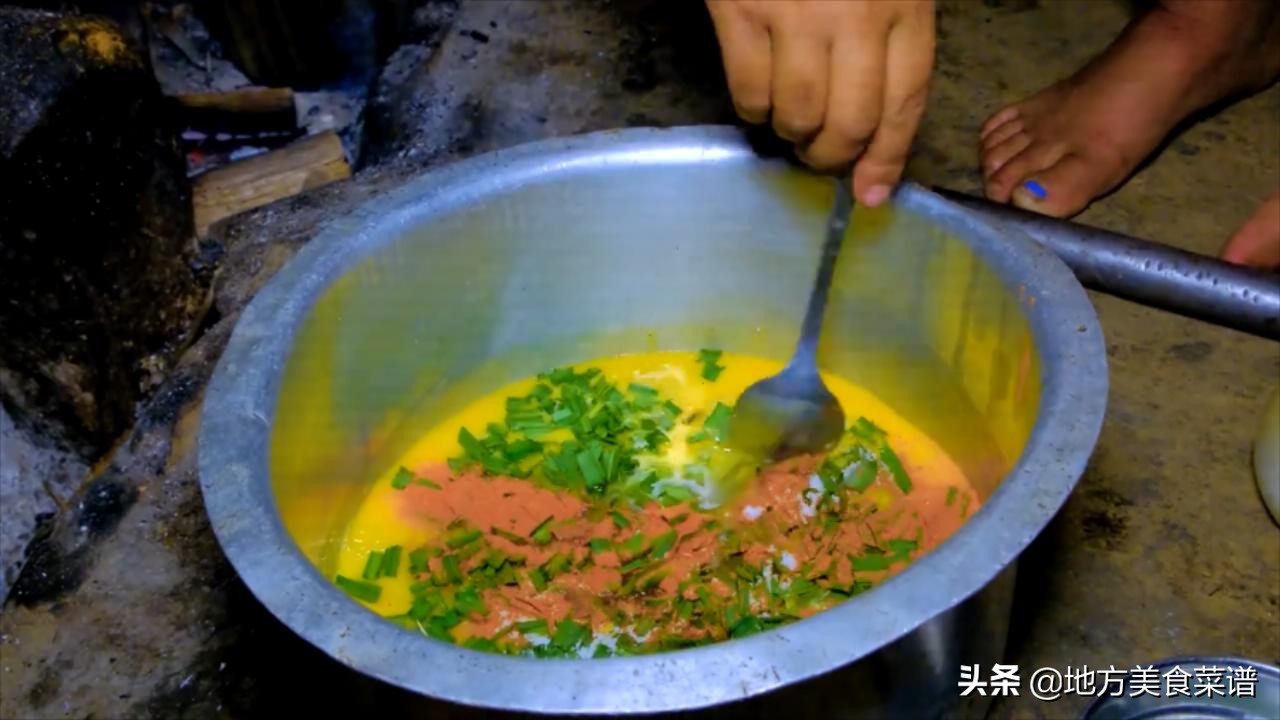 尼泊尔农村，村长家请人干活，中午没啥菜，儿媳妇炒鸡蛋招待大伙