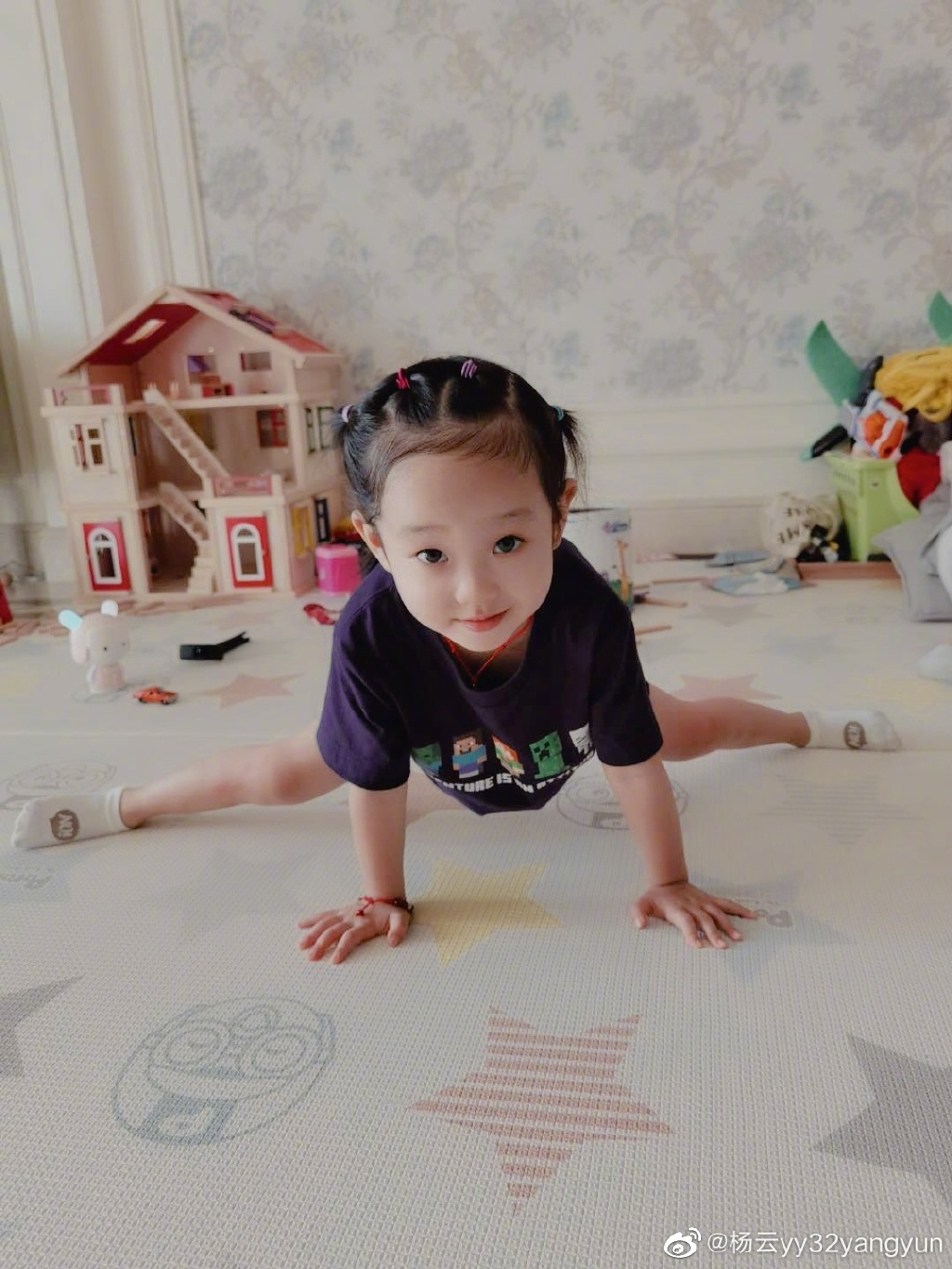 杨威带双胞胎女儿做手工，父女仨面对面像照镜子，豪宅奢华有品位