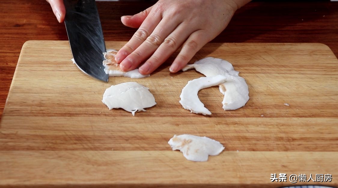 碰到這椰子別手軟，價格便宜，人人吃得起，塞進一隻雞，解饞