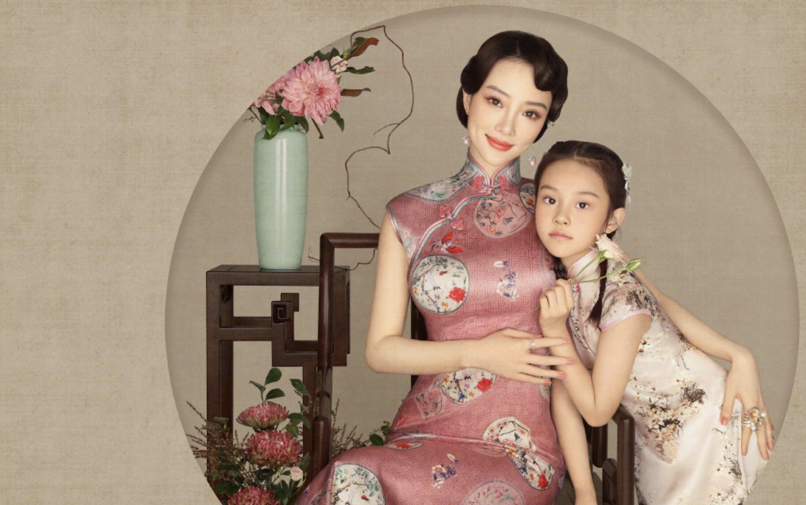 李小璐帶女兒遊故宮，甜馨輕鬆翻跟頭，被媽媽背在背上互動溫馨