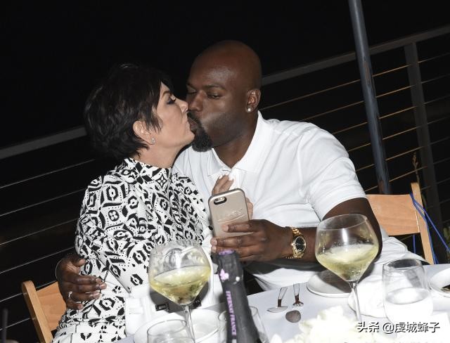 辣眼睛！64岁卡戴珊老妈晒接吻照，39岁黑人男友