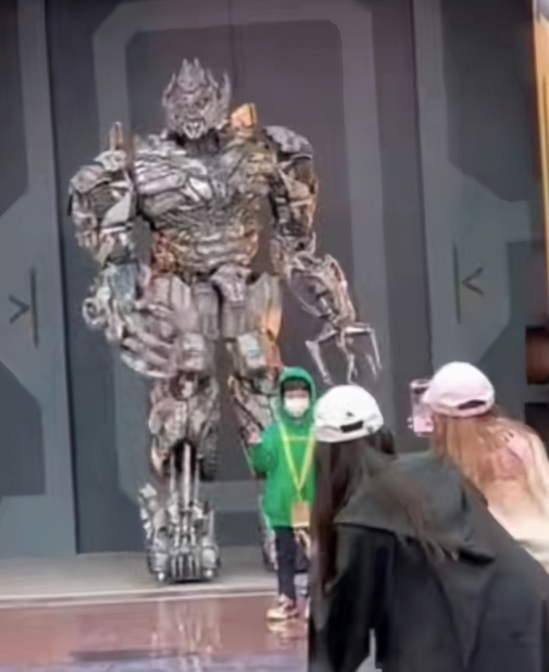 baby陪儿子玩耍后开工，小海绵机场送别妈妈，不哭不闹超乖巧