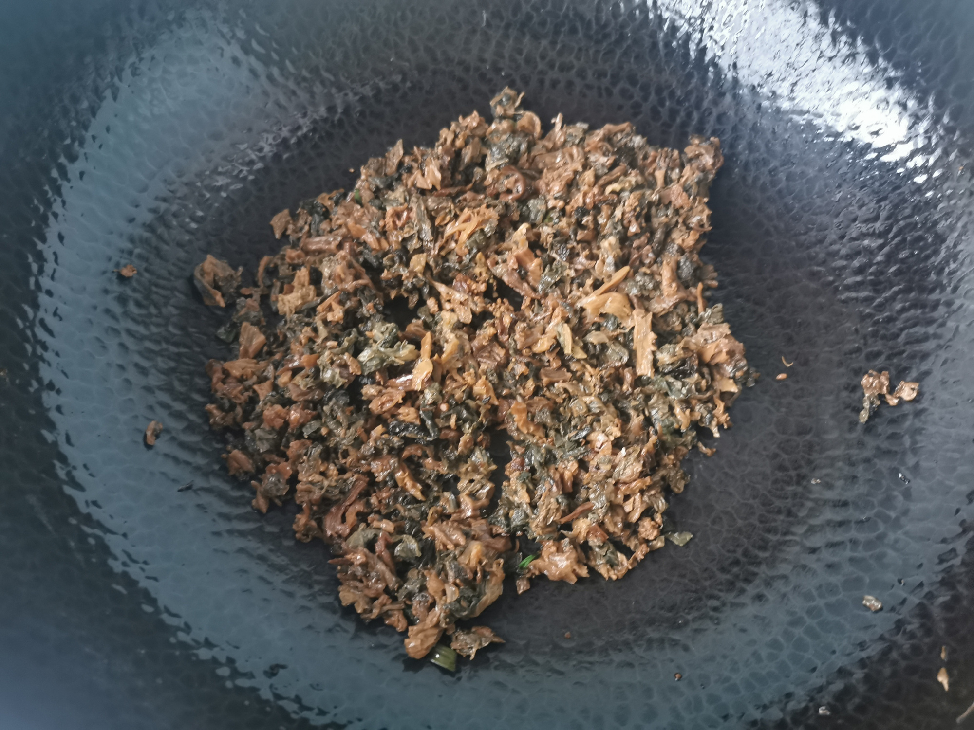 吃了会上瘾的梅干菜饼，不需要发面，不需要油酥，又香又脆真好吃