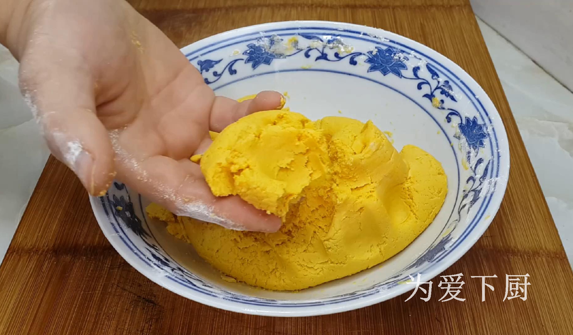 烙南瓜餅時，記住不要直接烙餅，大廚教你兩招，個個軟糯又香甜