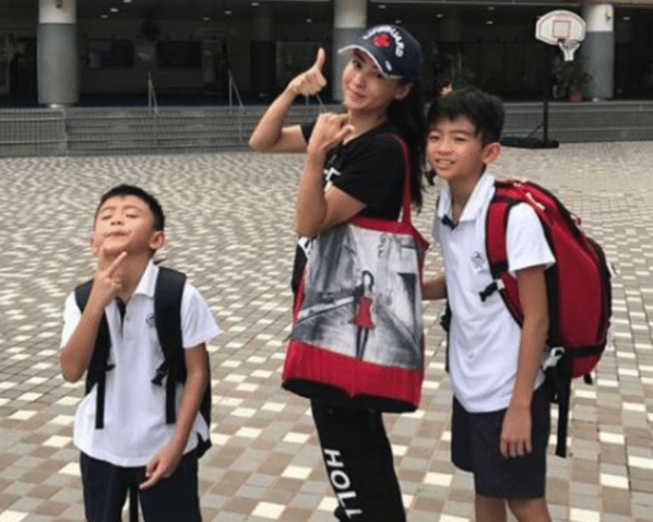 張柏芝帶著兒子們聚餐，大兒子緊握柏芝的手，二兒子與她溫馨互動