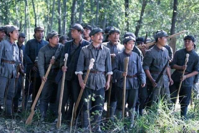 九千敌军包围数百红军，司令员投敌，政委逃入