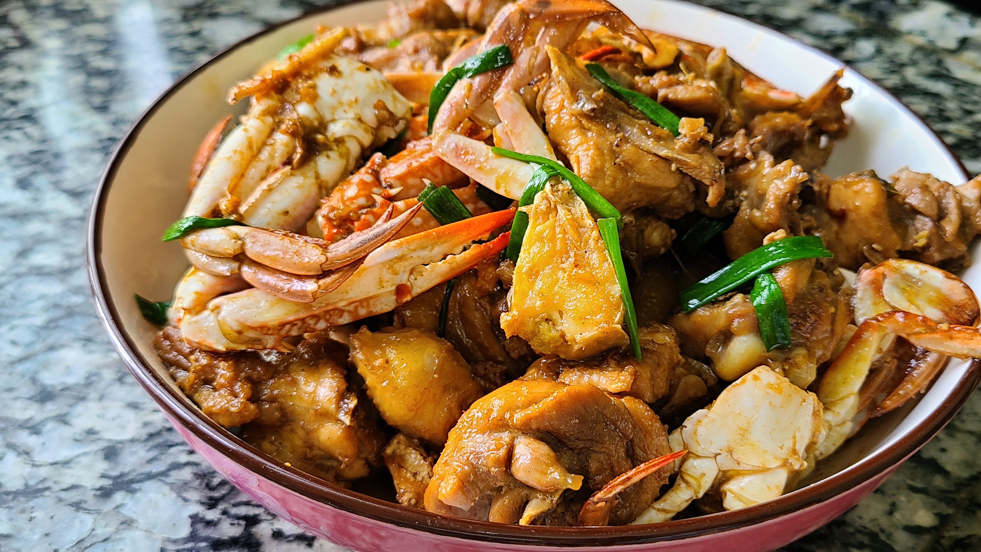 螃蟹燜雞的做法，香味濃郁，好吃下飯，看著肚子都餓了