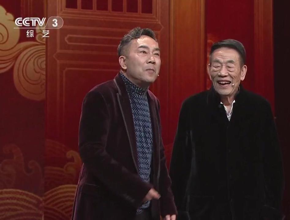 他没有正式师承，但相声表演令侯耀文师胜杰折服，也受郭德纲认可