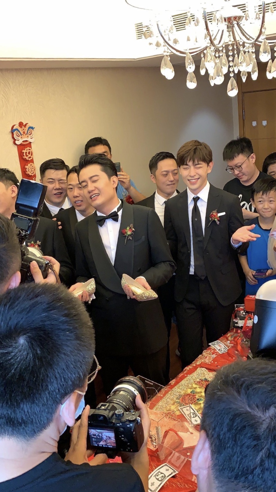 邓伦路人镜头与精修无差！又当伴郎，接亲现场戴格格头、踩指压板