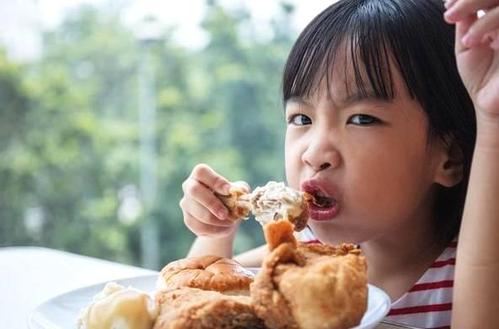 家長常給孩子吃的4類食物，其實是偷鈣能手，難怪娃長不高