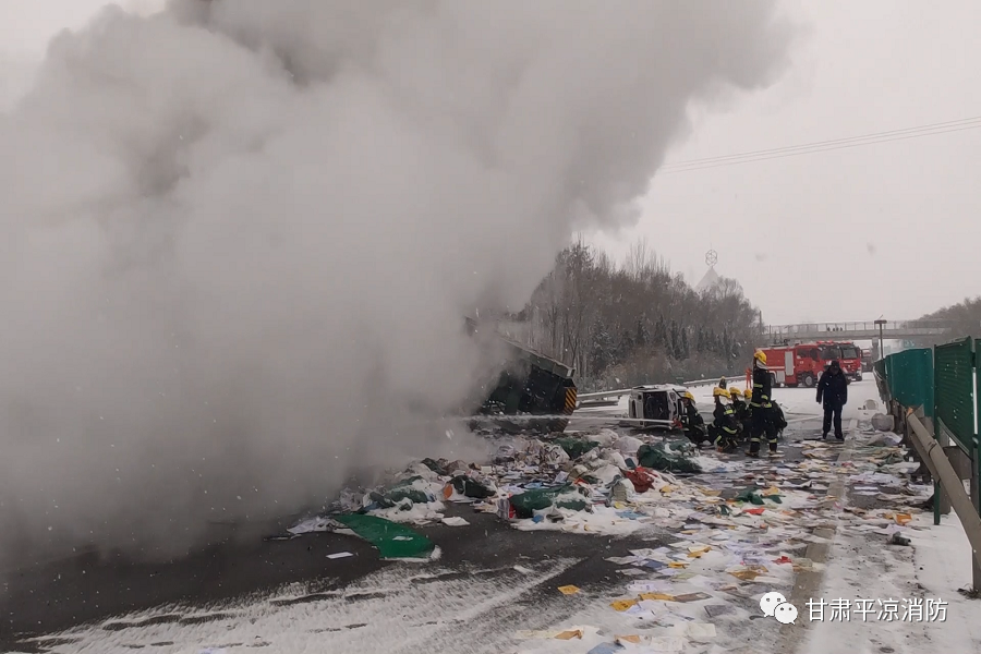 高速发生车祸应急通道堵塞,消防员冒雪奔跑两公里救援