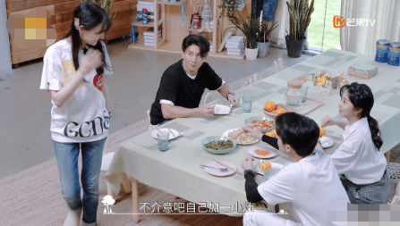 郑爽新综艺“放飞自我”，吃饭做事搞特殊，谭