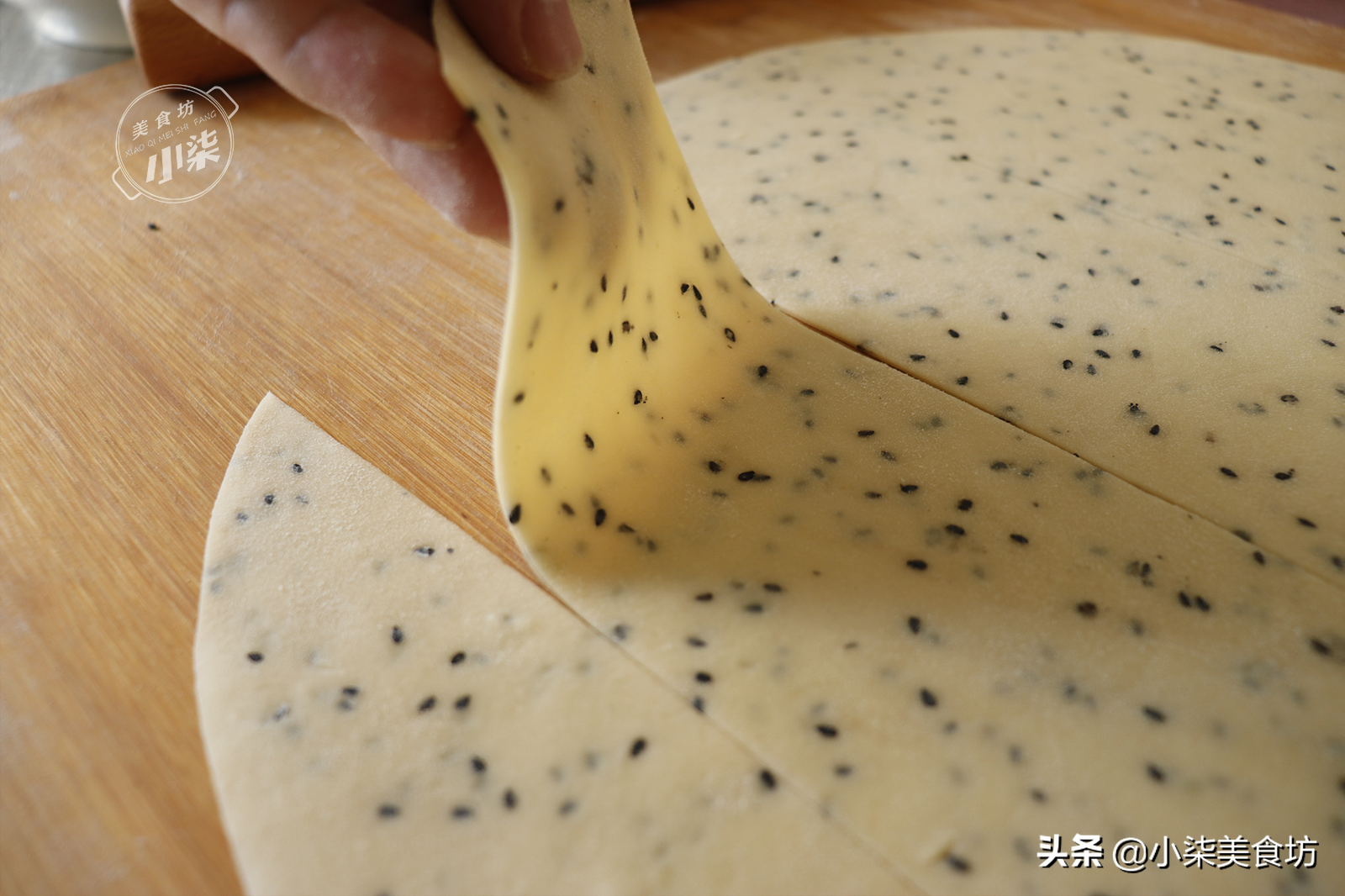 過年教你炸麻葉，學會一個和麵小技巧，一捏酥得掉渣，小時候味道