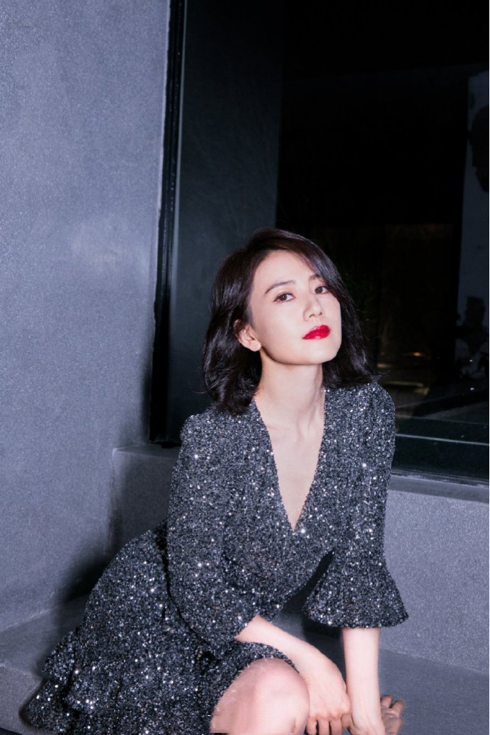 Gao Yuanyuan has long legs, and she wears a silver sequined dress to ...