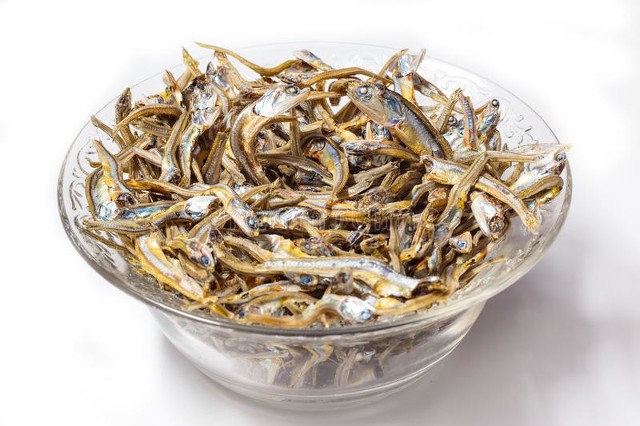 湖南有名的辣炒小鱼干 香辣酥脆很下酒 老丈人的酒窖都被喝空了 资讯咖