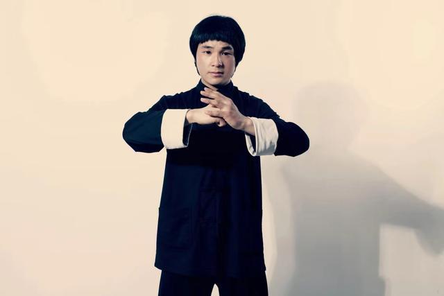 现代李小龙喊话范冰冰：李晨就是个窝囊废，他