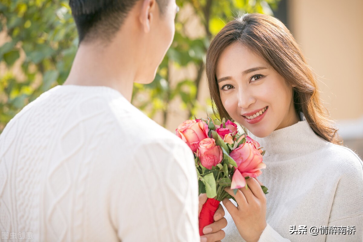 女人对你有好感，会有这五种小“暗示”，男人要读懂